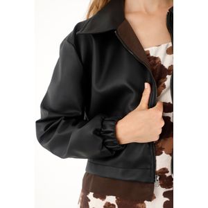 Chaqueta corta con efecto cuero negra para mujer