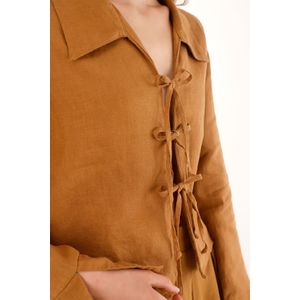 Camisa en 100% lino con tiras que anudan en frente café para mujer
