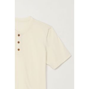 Camiseta cuello redondo con botones crudo para niño
