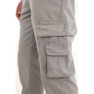 Pantalón tipo cargo gris para hombre