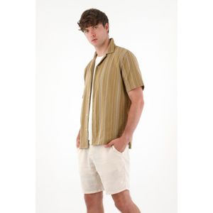 Camisa con diseño a rayas para hombre