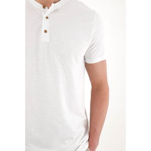 Camiseta de cuello neru blanca para hombre