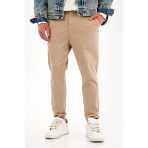 Pantalón tipo chino corto crudo para hombre