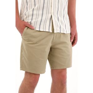 Bermuda tipo chino con bolsillos de ribete café para hombre