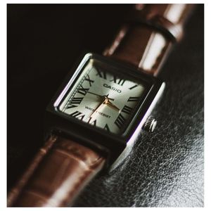 Reloj Casio Referencia LTP-V007L-9B Diseño Elegante