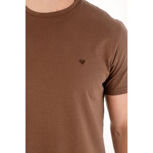 Camiseta manga corta con raqueta bordada café para hombre