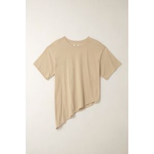 Camiseta con ruedo asimétrico café para mujer