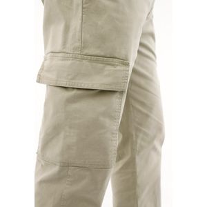 Pantalón en dril con bolsillos tipo cargo verde para hombre