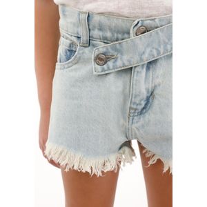 Short en denim con ruedo desflecado para niña