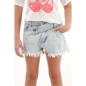 Short en denim con ruedo desflecado para niña