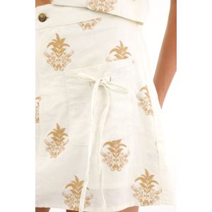 Falda corta con listones estampada para mujer