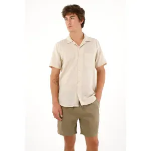 Camisa tipo bowling café para hombre