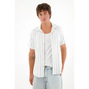 Camisa de manga corta y diseño a rayas crudo para hombre