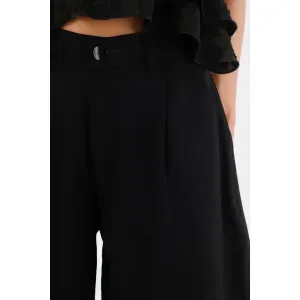 Bermuda con diseño de prenses negra para mujer