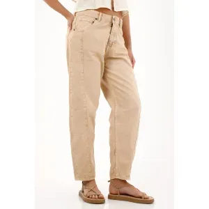 Pantalón Mom de tiro medio café para mujer
