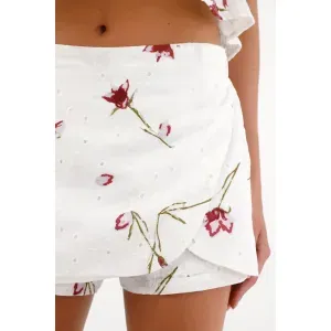Falda short en ojalillo con estampado de flores para mujer