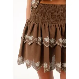 Falda corta con boleros café para mujer