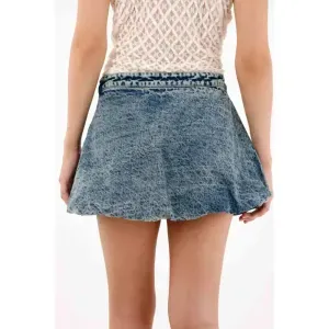 Falda corta en denim azul para mujer