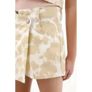 Falda tipo short en denim crudo para niña