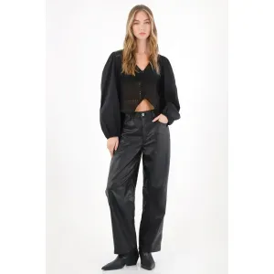 Camisa con leve transparencia negra para mujer