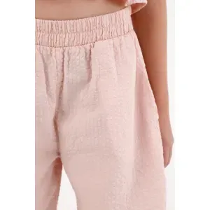 Pantalón en tela con textura rosado para niña