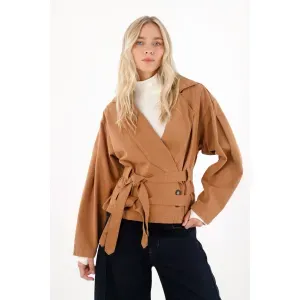Abrigo corto tipo trench café para mujer