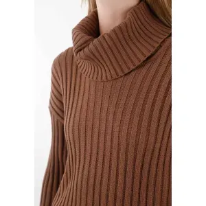 Buzo cuello tortuga café para mujer