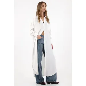 Camisa larga con bolsillo de parche crudo para mujer