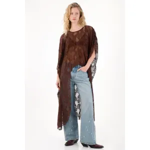 Capa larga tipo encaje café para mujer