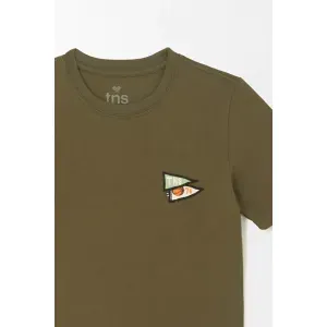 Camiseta con bordado verde para niño