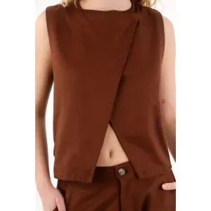 Chaleco con diseño cruzado café para mujer