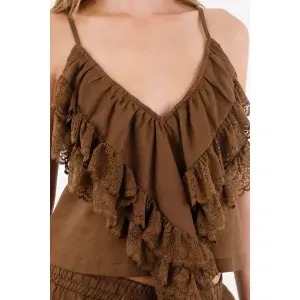 Camisa con detalles de boleros y blonda café para mujer