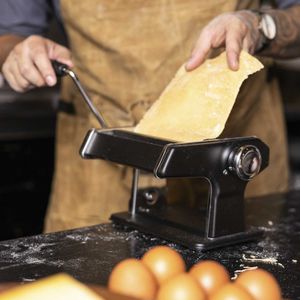 Maquina de pasta negra