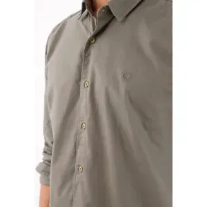 Camisa para hombre de algodón verde oliva regular fit con botones en contraste