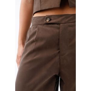 Bermuda para mujer en lyocell café fit relajado con pliegues sastre