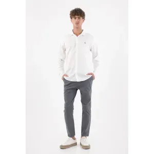 Pantalón chino para hombre en algodón gris slim con tobillo limpio