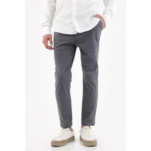 Pantalón chino para hombre en algodón gris slim con tobillo limpio