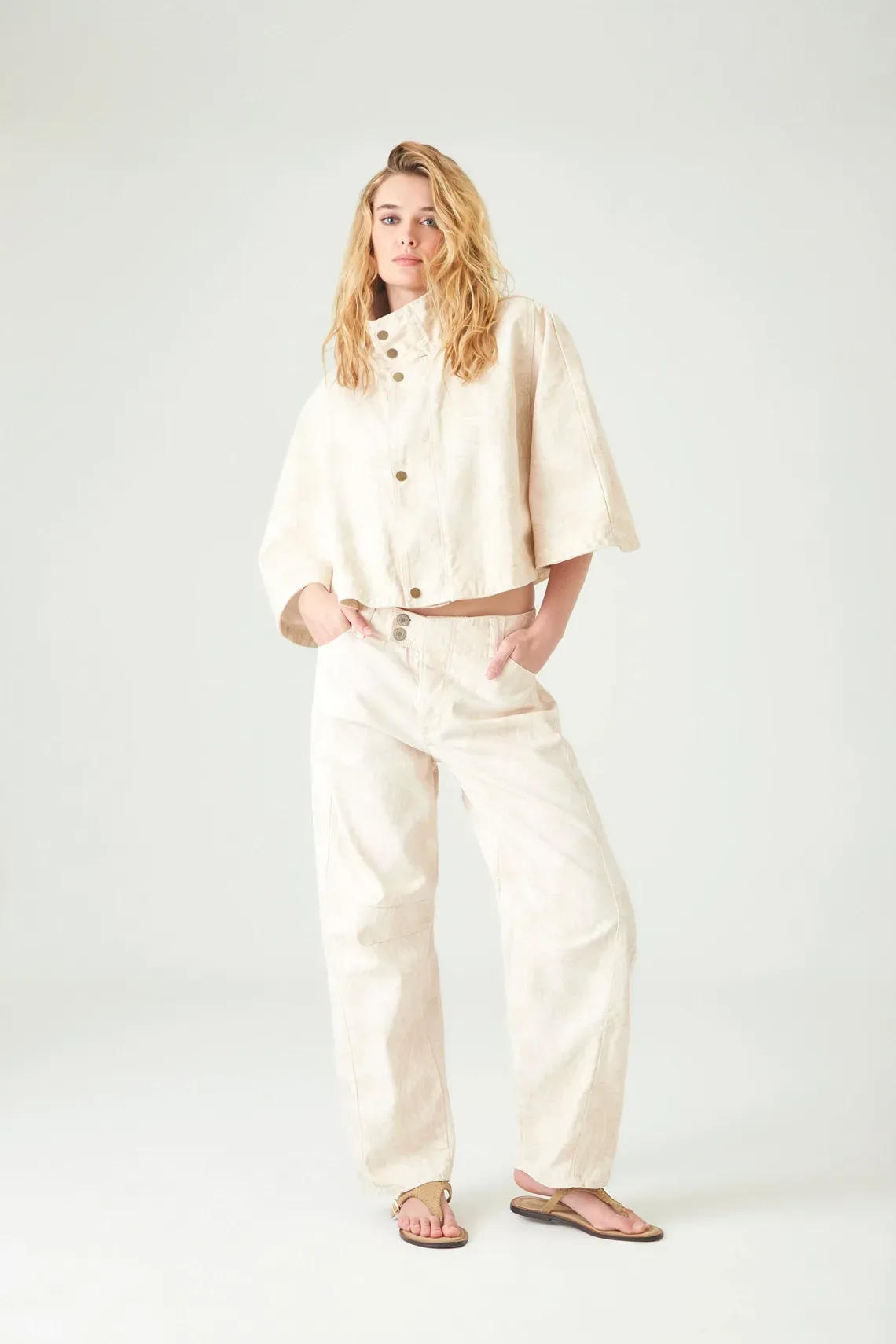 Pantalón fit holgado con estampado tono sobre tono de algodón beige para mujer 6