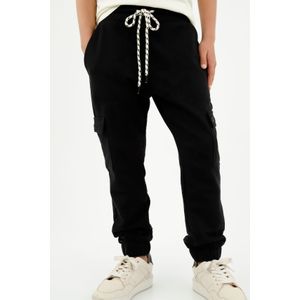 Pantalón negro tipo jogger para niño