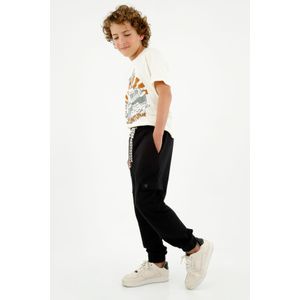 Pantalón negro tipo jogger para niño